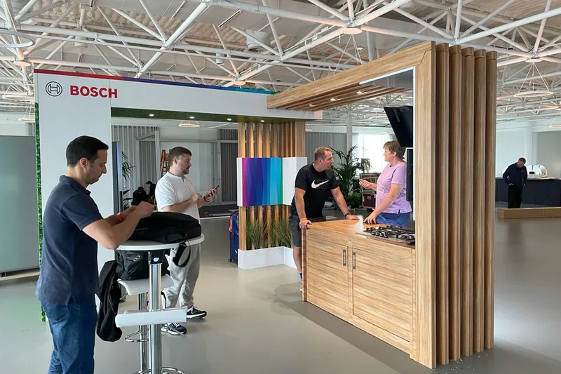 Installers and client discussing a Bosch pop-up build