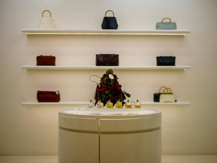 Minimal premium retail display with shelving and a central podium